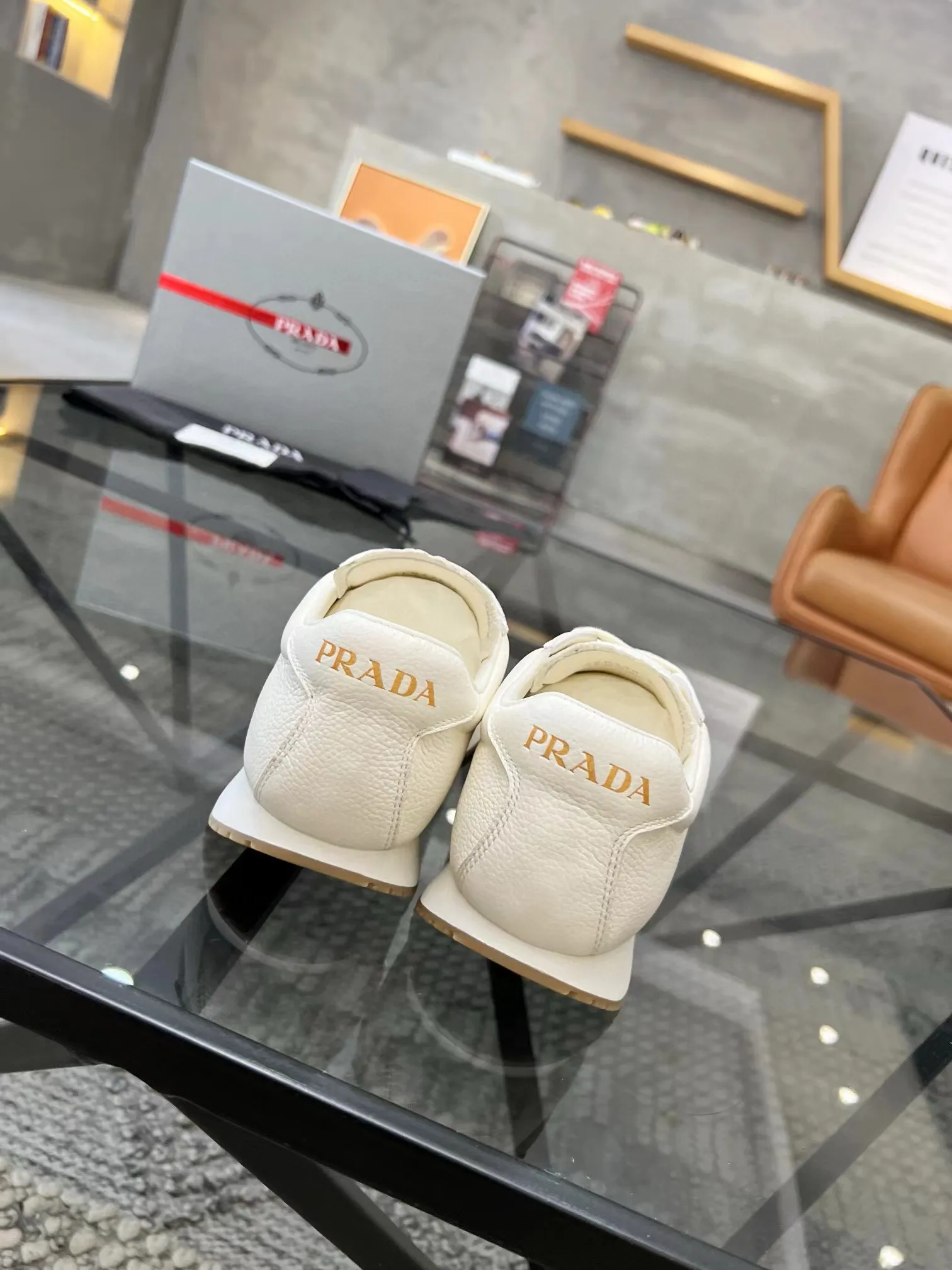 Factory price: 400💰Prada new men's leather sports shoes, the highest version on the market, any comparison is welcome🆚! The original leather has excellent texture and is super high-end! Fetal sheep net lining imported from Italy, removable pad! Luxurious materials and fine workmanship, highly recommended! Code number: 38-44, customized 45